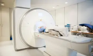 Pacjent leży w aparacie do rezonansu magnetycznego, który wykonuje badanie kręgosłupa w celu diagnozy przepukliny.