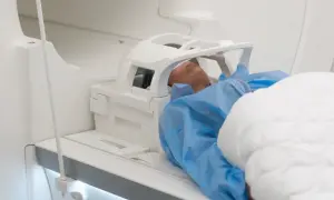 Pacjent leży w aparacie do rezonansu magnetycznego. Badanie to jest bezbolesne i trwa zazwyczaj od 30 do 60 minut.