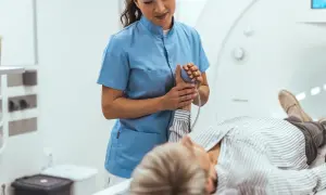 Pielęgniarka uspokaja pacjentkę przed badaniem. Wskazówki, jak przetrwać rezonans magnetyczny, pomogą zminimalizować stres.