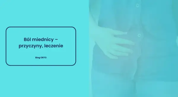 Dłoń uciska brzuch, sugerując ból miednicy z tyłu. Na ekranie tekst: "Ból miednicy – przyczyny, leczenie".
