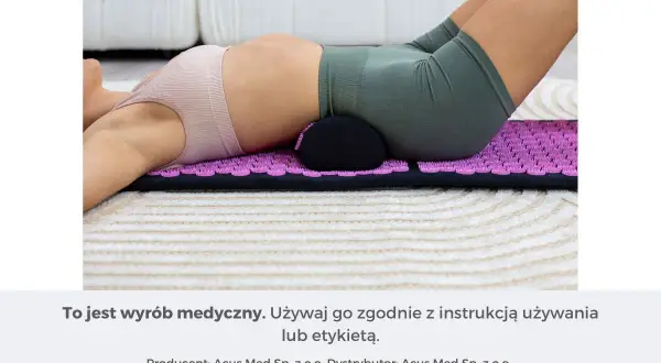 Osoba leży na macie akupresurowej z wałkiem pod odcinkiem lędźwiowym, łagodząc ból kręgosłupa lędźwiowego przy leżeniu.