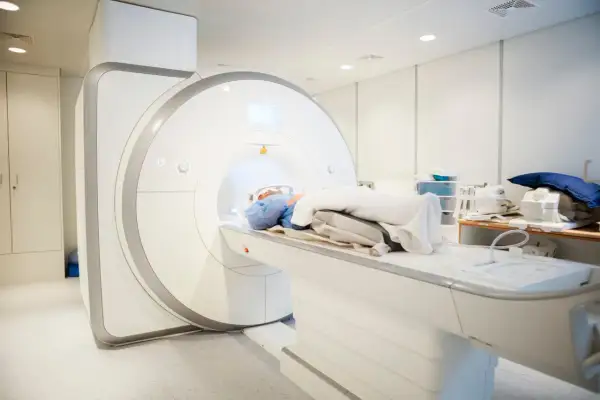 Pacjent leży w aparacie do rezonansu magnetycznego, który wykonuje badanie kręgosłupa w celu diagnozy przepukliny.